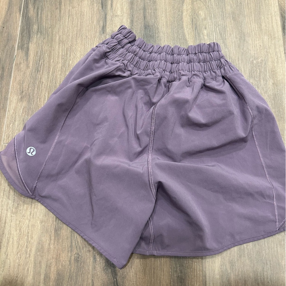Lulu Lemon Hottie Hots. Size 2, 4”